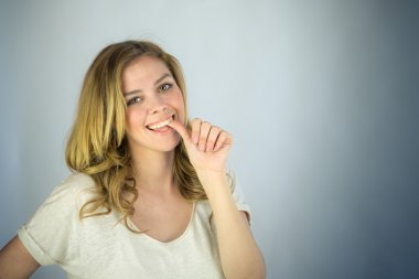 Sinir kadın parmak tırnak ısırma