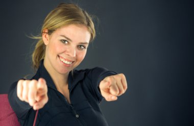 Fotoğraf makinesi parmakları ile işaret eden kadın