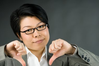 kadın el başparmak işareti aşağı