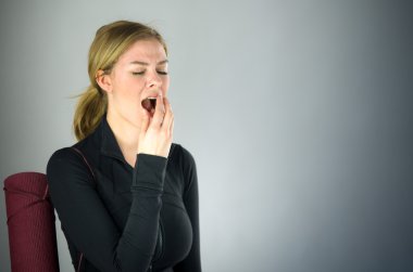 Yorgun kadın esniyor