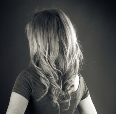 Arkasında arayan kadın