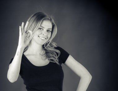 kadın el ok işareti