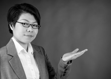 El ile kopya alanı sunan kadın