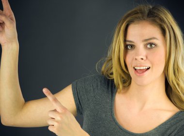 Fotoğraf makinesi parmakları ile işaret eden kadın