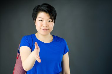 El sıkışma ile kadın selamlar