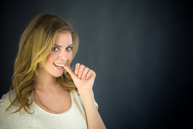 Sinir kadın parmak tırnak ısırma