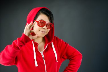 kadın el ok işareti