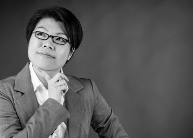 Kadın parmağı çene ile düşünme