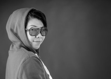 etrafında dönen kadın