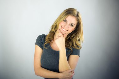 Çene üzerinde el ile düşünme kadın