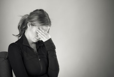 Kadın el yüz gizleme utanç