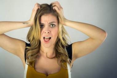 Kadın saç çekerek