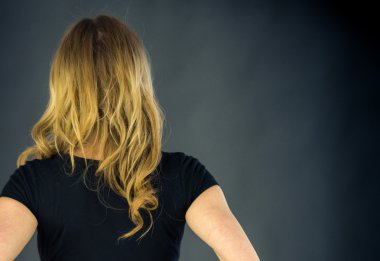 ellerle kalça üzerinde duran kadın