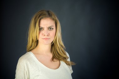 Kameraya bakarak kızgın kadın