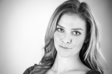 Kendine güvenen kadın kameraya bakıyor.