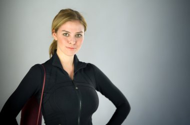 ellerle kalça üzerinde duran kadın