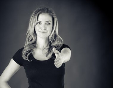 El sıkışma ile kadın selamlar