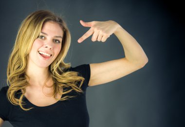 Kendisine işaret eden kadın