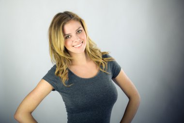 Kalça elleri ile kendine güvenen kadın