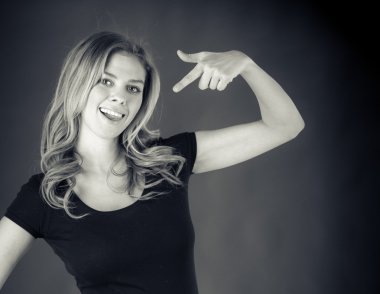 Kendisine işaret eden kadın