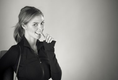 Sinir kadın parmak tırnak ısırma