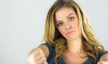 kadın el başparmak aşağı 