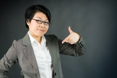 Kendisine işaret eden kadın