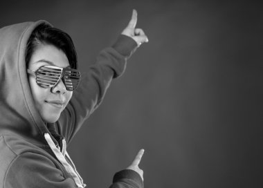 kadın parmakları ile işaret