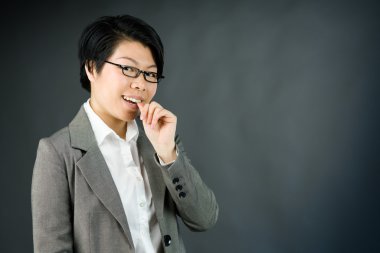 Sinir kadın parmak tırnak ısırma