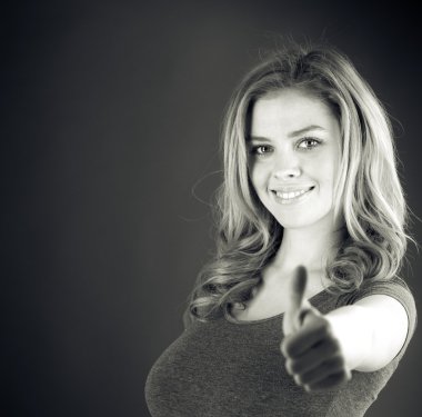 kadın el başparmak yukarı işareti