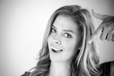 Kendisine işaret eden kadın