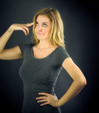 Kadın el silahla çaresizlik içinde