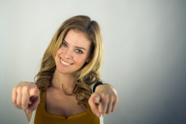 Kameraya bakarak ve parmakları ile işaret kadın