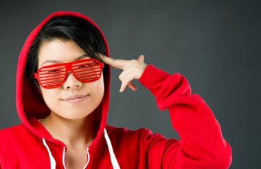 Kadın el silahla çaresizlik içinde