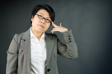 Kadın el silahla çaresizlik içinde