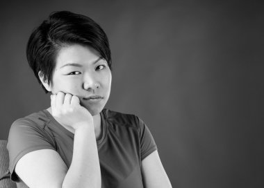 Sıkılmış ve üzgün bir kadın