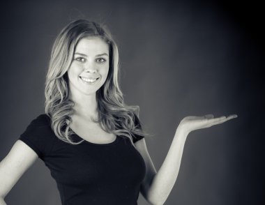 El ile kopya alanı sunan kadın 