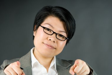 kadın parmakları ile işaret