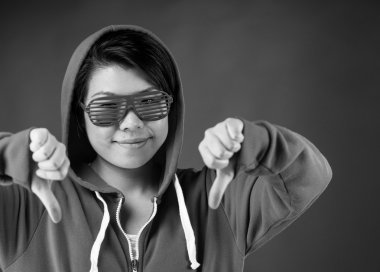 kadın el başparmak işareti aşağı