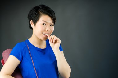 Sinir kadın parmak tırnak ısırma