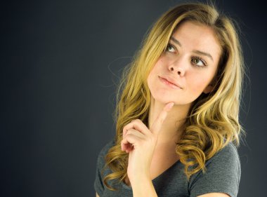 Kadın parmağı çene ile düşünme