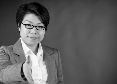 El sıkışma ile kadın selamlar