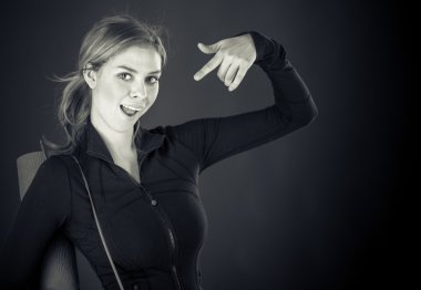 Kendisine işaret eden kadın