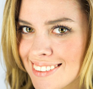 Kameraya bakan kadın. 