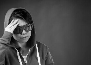 Kadın şaşkın baş ağrısı acı