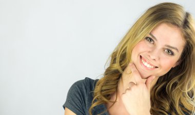 Çene üzerinde el ile düşünme kadın