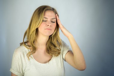 Kadın şaşkın baş ağrısı acı