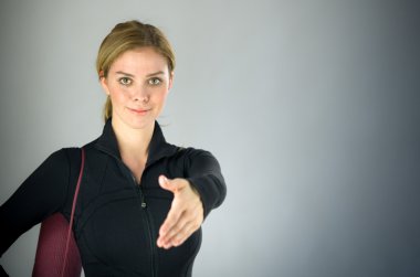 El sıkışma ile kadın selamlar