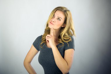 Kadın parmağı çene ile düşünme