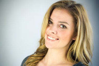 kadın gülümsüyor ve kameraya bakıyor